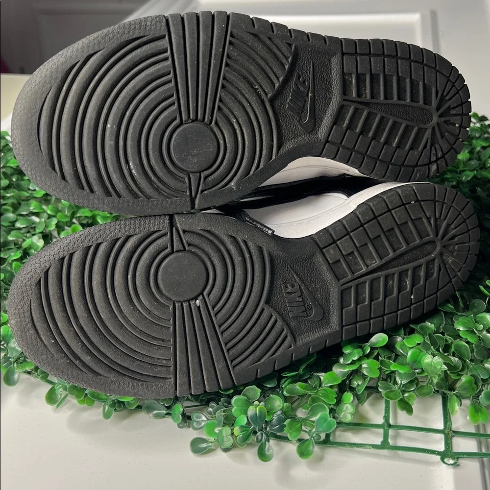 Nike Dunk Low Black and White, Size: 7Y - Picture 6 of 7